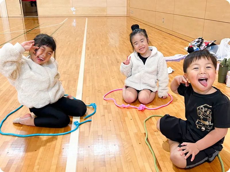 ピースをする子供たちの写真