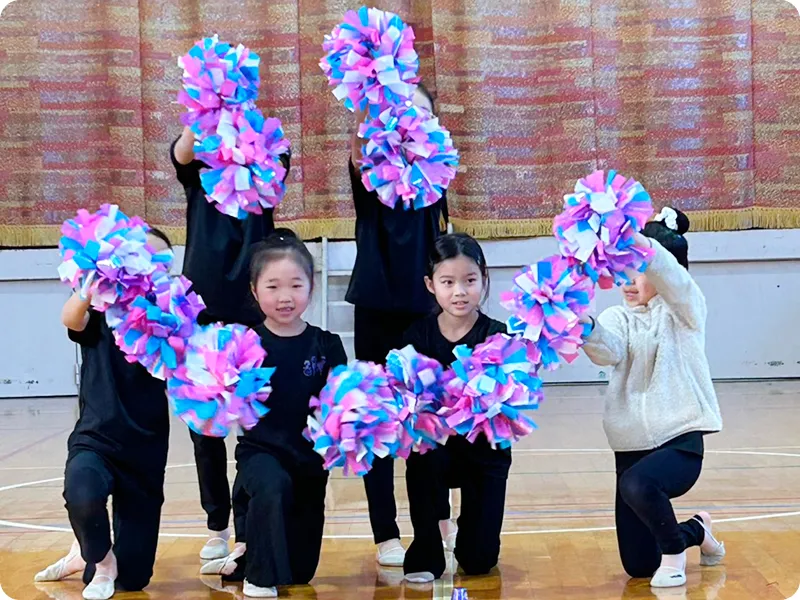 ポムを持つ子供たちの写真