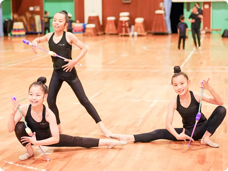 ポーズを決める女の子たちの写真